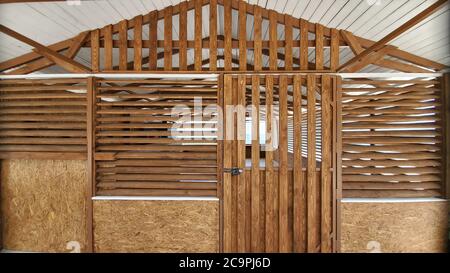 Casa di legno estate spiaggia in legno di pywood tavole di legno naturale. Esterno di gazebo all'aperto in riva al mare Foto Stock