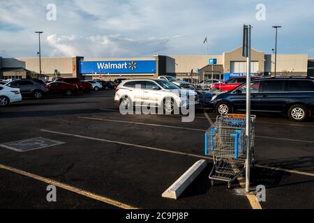 El Paso, Texas, Stati Uniti. 1 agosto 2020. I carrelli per lo shopping sono visti nel parcheggio del negozio Wal-Mart, dove si è verificato il tiro del 3 agosto che ha ucciso 23 persone, vicino al centro commerciale Cielo Vista a El Paso, Texas. Credit: Joel Angel Juarez/ZUMA Wire/Alamy Live News Foto Stock