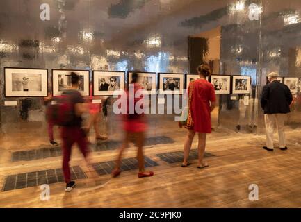 Londra, Gran Bretagna. 1 agosto 2020. I visitatori possono vedere le opere d'arte di Andy Warhol durante una mostra alla galleria d'arte Tate Modern a Londra, Gran Bretagna, 1 agosto 2020. Le gallerie d'arte Tate Modern, Tate Britain, Tate Liverpool e Tate St Ives sono state riaperte al pubblico. Credit: Han Yan/Xinhua/Alamy Live News Foto Stock