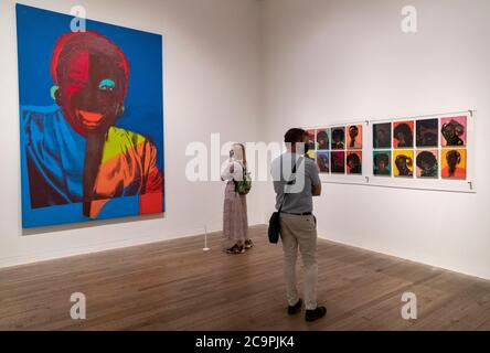 Londra, Gran Bretagna. 1 agosto 2020. I visitatori possono vedere le opere d'arte di Andy Warhol durante una mostra alla galleria d'arte Tate Modern a Londra, Gran Bretagna, 1 agosto 2020. Le gallerie d'arte Tate Modern, Tate Britain, Tate Liverpool e Tate St Ives sono state riaperte al pubblico. Credit: Han Yan/Xinhua/Alamy Live News Foto Stock