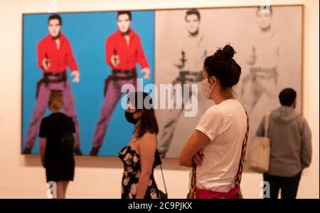 Londra, Gran Bretagna. 1 agosto 2020. I visitatori possono vedere le opere d'arte di Andy Warhol durante una mostra alla galleria d'arte Tate Modern a Londra, Gran Bretagna, 1 agosto 2020. Le gallerie d'arte Tate Modern, Tate Britain, Tate Liverpool e Tate St Ives sono state riaperte al pubblico. Credit: Han Yan/Xinhua/Alamy Live News Foto Stock