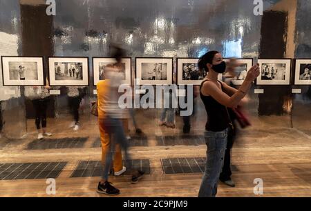 Londra, Gran Bretagna. 1 agosto 2020. I visitatori possono vedere le opere d'arte di Andy Warhol durante una mostra alla galleria d'arte Tate Modern a Londra, Gran Bretagna, 1 agosto 2020. Le gallerie d'arte Tate Modern, Tate Britain, Tate Liverpool e Tate St Ives sono state riaperte al pubblico. Credit: Han Yan/Xinhua/Alamy Live News Foto Stock