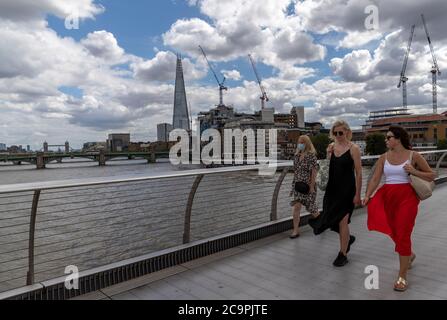 Londra, Gran Bretagna. 1 agosto 2020. La gente cammina sul Millennium Bridge a Londra, Gran Bretagna, il 1 agosto 2020. Il governo britannico ha annunciato venerdì che l’allentamento di alcune misure restrittive non avverrà come previsto, dal momento che i numeri delle infezioni da coronavirus stanno strisciando. Credit: Han Yan/Xinhua/Alamy Live News Foto Stock