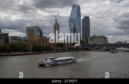 Londra, Gran Bretagna. 1 agosto 2020. Una crociera naviga sul Tamigi a Londra, Gran Bretagna, il 1° agosto 2020. Il governo britannico ha annunciato venerdì che l’allentamento di alcune misure restrittive non avverrà come previsto, dal momento che i numeri delle infezioni da coronavirus stanno strisciando. Credit: Han Yan/Xinhua/Alamy Live News Foto Stock