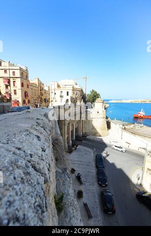 Victoria porta e le mura della città vecchia fortificata di la Valletta, Malta. Foto Stock