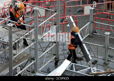 Hong Kong, Cina. 1 agosto 2020. I dipendenti che indossano maschere per il viso lavorano in un cantiere in mezzo alla pandemia COVID-19 a Hong Kong, Cina meridionale, 1 agosto 2020. Credit: Lo Ping Fai/Xinhua/Alamy Live News Foto Stock