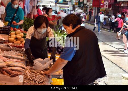 Hong Kong, Cina. 1 agosto 2020. Un cittadino che indossa una maschera facciale acquista pesce in un mercato in mezzo alla pandemia COVID-19 a Hong Kong, Cina meridionale, 1 agosto 2020. Credit: Lo Ping Fai/Xinhua/Alamy Live News Foto Stock