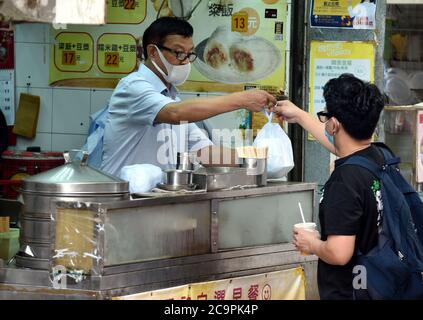 Hong Kong, Cina. 1 agosto 2020. Un uomo che indossa una maschera facciale acquista la colazione in mezzo alla pandemia COVID-19 a Hong Kong, Cina meridionale, 1 agosto 2020. Credit: Lo Ping Fai/Xinhua/Alamy Live News Foto Stock