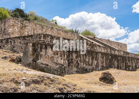 Costruzione A nelle rovine della città pre-ispanica di Dainzu, nella Valle Centrale di Oaxaca, Messico. Foto Stock