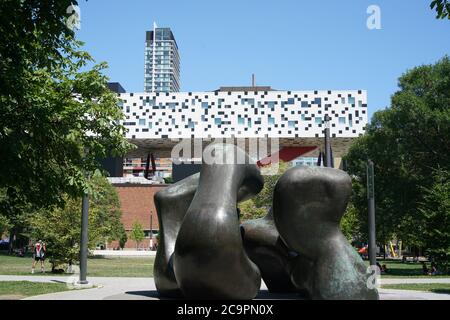 Toronto, Canada - 31 luglio 2020: Grange Park, con una scultura di Henry Moore, e l'Ontario College of Art and Design sullo sfondo Foto Stock