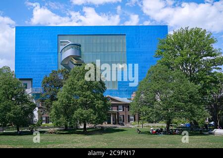 Toronto, Canada - 31 luglio 2020: Un colorato aspetto industriale aggiunta alla Galleria d'Arte dell'Ontario, progettato da Frank Gehry. Foto Stock