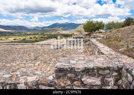 La cima dell'edificio A nelle rovine della città pre-ispanica di Dainzu, nella Valle Centrale di Oaxaca, Messico. Foto Stock