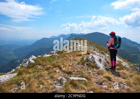 Donna anziana trekking in montagna Velebit, Croazia Foto Stock