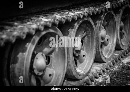 Dettaglio con vecchi cingoli e ruote del serbatoio. Primo piano su veicoli armati cingolati con armamento più pesante. Foto Stock