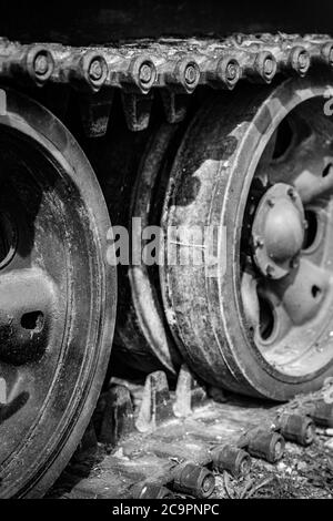 Dettaglio con vecchi cingoli e ruote del serbatoio. Primo piano su veicoli armati cingolati con armamento più pesante. Foto Stock