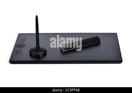 Tavoletta grafica professionale con penne multicolore e digitalizzate. Isolato su sfondo bianco. Foto ad alta risoluzione. Profondità di campo completa. Foto Stock