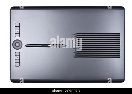 Tavoletta grafica professionale con vista dall'alto con penne multicolore e digitalizzate. Isolato su sfondo bianco. Foto ad alta risoluzione. Profondità di campo completa. Foto Stock