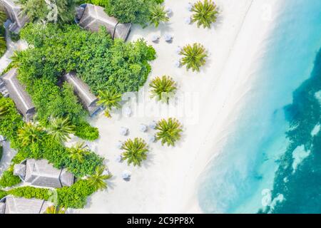 Perfetto paesaggio aereo, resort tropicale di lusso o hotel con ville sull'acqua e splendidi paesaggi sulla spiaggia. Incredibile vista degli occhi di uccelli nelle Maldive, paesaggio Foto Stock