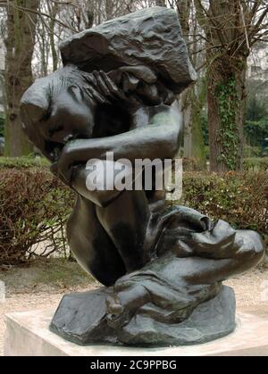 Auguste Rodin (1840-1917). Escultor francés. Cariátide caída llevando su piedra. Jardín de Esculturas. Museo Rodin. París. Francia. Foto Stock