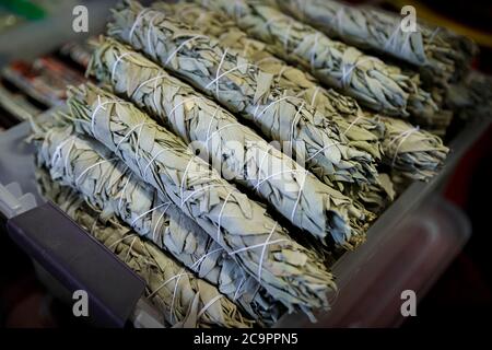 Il tradizionale rituale degli Indiani d'America, il salvia bianco, si stacca in mostra per la vendita presso una Powowow, San Francisco Foto Stock