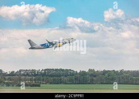Schwechat, Austria, 20 maggio 2019, gli aerei Lot decolorano all'aeroporto internazionale di Vienna. Taxi aereo, preparazione per il decollo. Taxiway e l'aeroporto Foto Stock