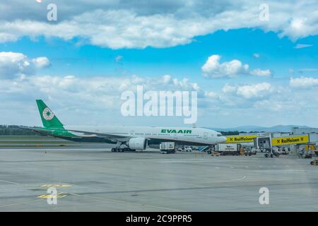 Schwechat, Austria, 20 maggio 2019, gli aerei Lot decolorano all'aeroporto internazionale di Vienna. Taxi aereo, preparazione per il decollo. Taxiway e l'aeroporto Foto Stock