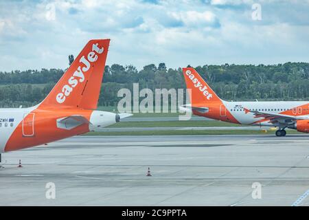 Vienna, Austria - 07 maggio 2019: EasyJet Europe Airbus A319. EasyJet Europe Airline GmbH, denominata easyJet, è una compagnia aerea low-cost con sede a Vienna Foto Stock