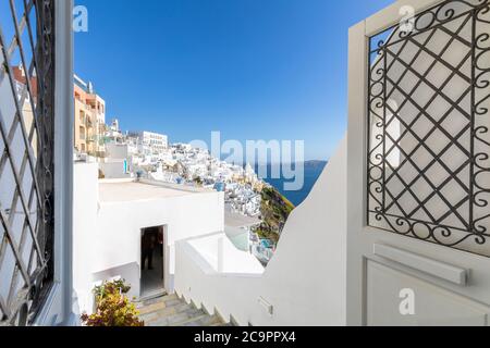 Architettura bianca sull'isola di Santorini, Grecia. Bellissimo paesaggio, vista mare. Scale bianche sull'isola di Santorini, Grecia. La vista su Caldera Foto Stock