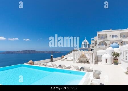 Perfetto scenario di viaggio con piscina e vista mare. Meraviglioso cielo blu e luce del sole. Splendida vista piscina infinity Santorini, viaggi estivi di lusso Foto Stock