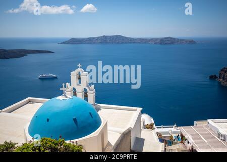 Fira e cupola blu, Santorini, Grecia. Famosa destinazione di viaggio, cielo blu con architettura bianca. Fira e la Caldera di Santorini, Santorini Foto Stock