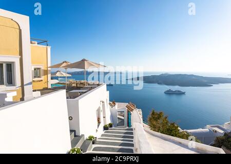 Splendida vista sulla strada dell'isola di Santorini. Grecia tradizionale architettura bianca e blu, vista mare e fantastica atmosfera estiva. Vacanza di lusso Foto Stock