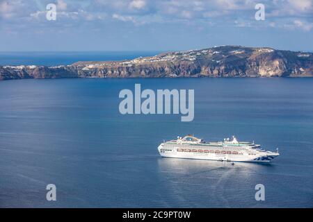 Incredibile vista sul mare della caldera a Santorini, in Grecia, con navi da crociera e la costa dell'isola. Navi da crociera in riva al mare baia Foto Stock