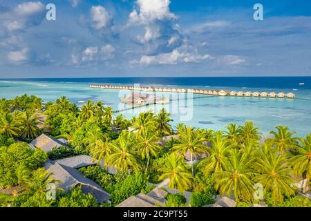 Paesaggio aereo, resort tropicale di lusso o hotel con ville sull'acqua e splendidi paesaggi sulla spiaggia. Incredibile vista degli occhi di uccello in Maldive paesaggio stagcape Foto Stock