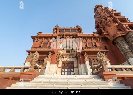 Vista ad angolo basso della facciata anteriore del Palazzo Baron Empain, un palazzo storico ispirato al tempio indù cambogiano di Angkor Wat, situato nel quartiere Heliopolis, il Cairo, Egitto Foto Stock