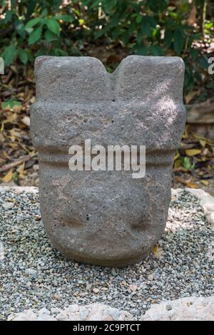 Monumento 64, la testa sinistra, dalle rovine Olmec di la Venta. Periodo preclassico (1200-900 a.C.). Museo la Venta, Villahermosa, Messico. Foto Stock