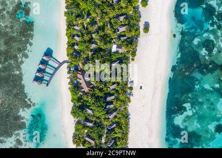 Vista aerea della spiaggia alle Maldive. Incredibile paesaggio aereo nelle isole Maldive, mare blu e barriera corallina vista da drone o aereo. Esotico viaggio estivo Foto Stock