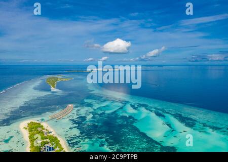 Island resort nell'oceano Indiano, Maldive. Bungalow Luxury Over Water Villas con banco di sabbia e splendida laguna vicino alla barriera corallina dell'oceano Foto Stock