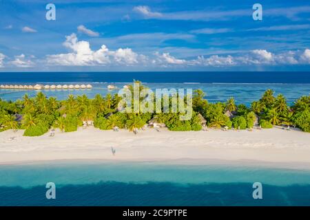 Vista aerea della spiaggia alle Maldive. Incredibile paesaggio aereo nelle isole Maldive, mare blu e barriera corallina vista da drone o aereo. Esotico viaggio estivo Foto Stock