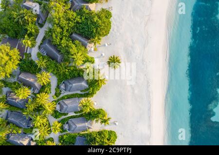 Vista aerea della spiaggia alle Maldive. Incredibile paesaggio aereo nelle isole Maldive, mare blu e barriera corallina vista da drone o aereo. Esotico viaggio estivo Foto Stock