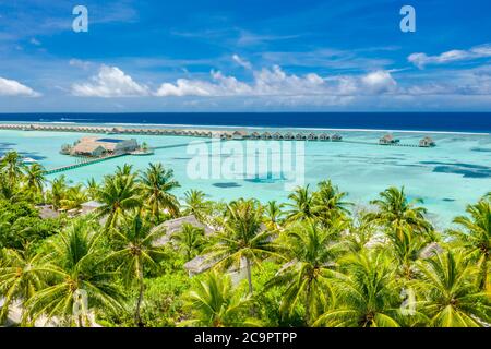 Vista aerea della spiaggia alle Maldive. Incredibile paesaggio aereo nelle isole Maldive, mare blu e barriera corallina vista da drone o aereo. Esotico viaggio estivo Foto Stock