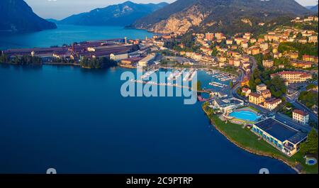 Vista aerea del Lago d'Iseo all'alba, a destra il porto di lovere, montagne sullo sfondo (alpi), Bergamo Italia. Foto Stock