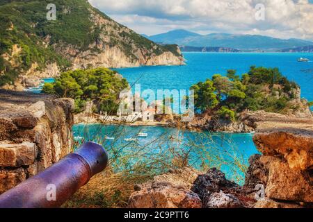 La città di Parga visto dalle mura del castello Foto Stock