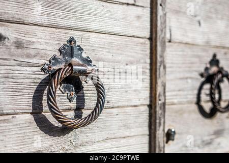 Primo piano di una vecchia porta ottomana. Maniglie uniche che sono antiche e piene di storia. Foto Stock