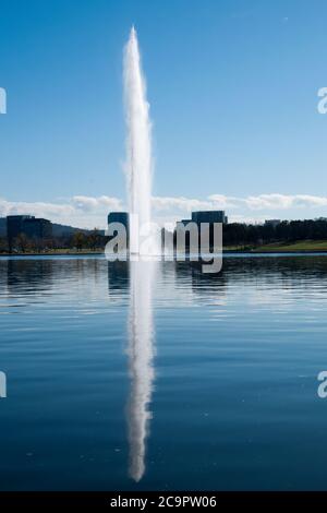 Canberra Australia, jet d'acqua del Captain James Cook Memorial che riflette sul lago Burley Griffin Foto Stock