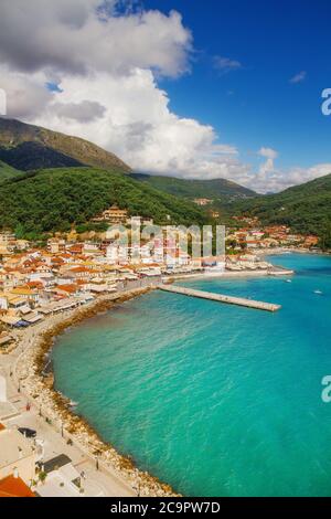 La città di Parga, Grecia, vista dalla fortezza Foto Stock