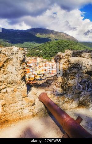 La città di Parga visto dalle mura del castello Foto Stock