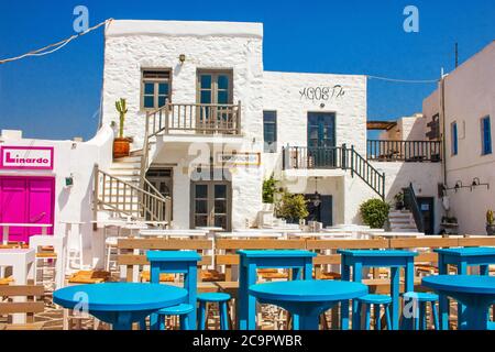 Tipica taverna greca tabelle nella pittoresca città di Naoussa, isola di Paros, Cicladi Grecia Foto Stock