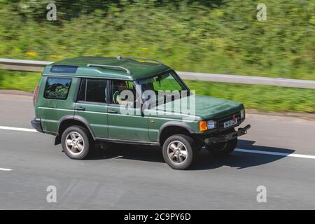 2002 Land Rover Discovery TD5 verde sbiadito; veicoli in movimento per il traffico veicolare, automobili che guidano veicoli su strade del Regno Unito, motori, motori sulla rete autostradale M6. Foto Stock