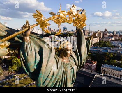 Monumento sulla Piazza dell'Indipendenza a Kiev, Ucraina Foto Stock