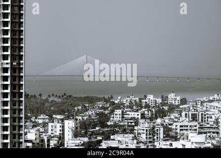 Vista di mezza giornata del paesaggio urbano di Mumbai, Bandra-Worli Sea link, ufficialmente chiamato Rajiv Gandhi Sea link. Foto Stock